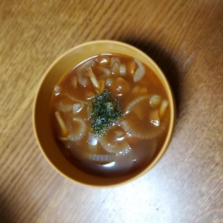 玉ねぎとなめこの赤だし